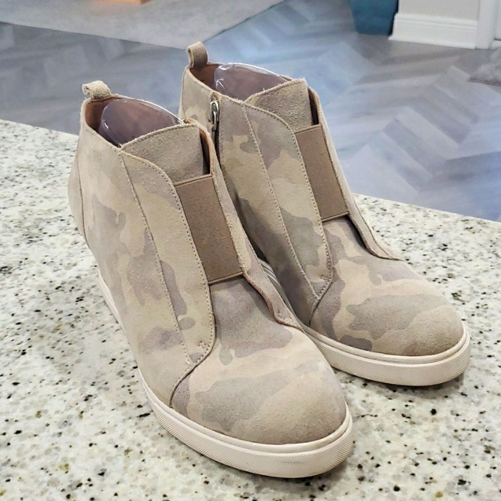 Linea Paolo Felicia Camo Print Suede Wedge Sneaker, size 9